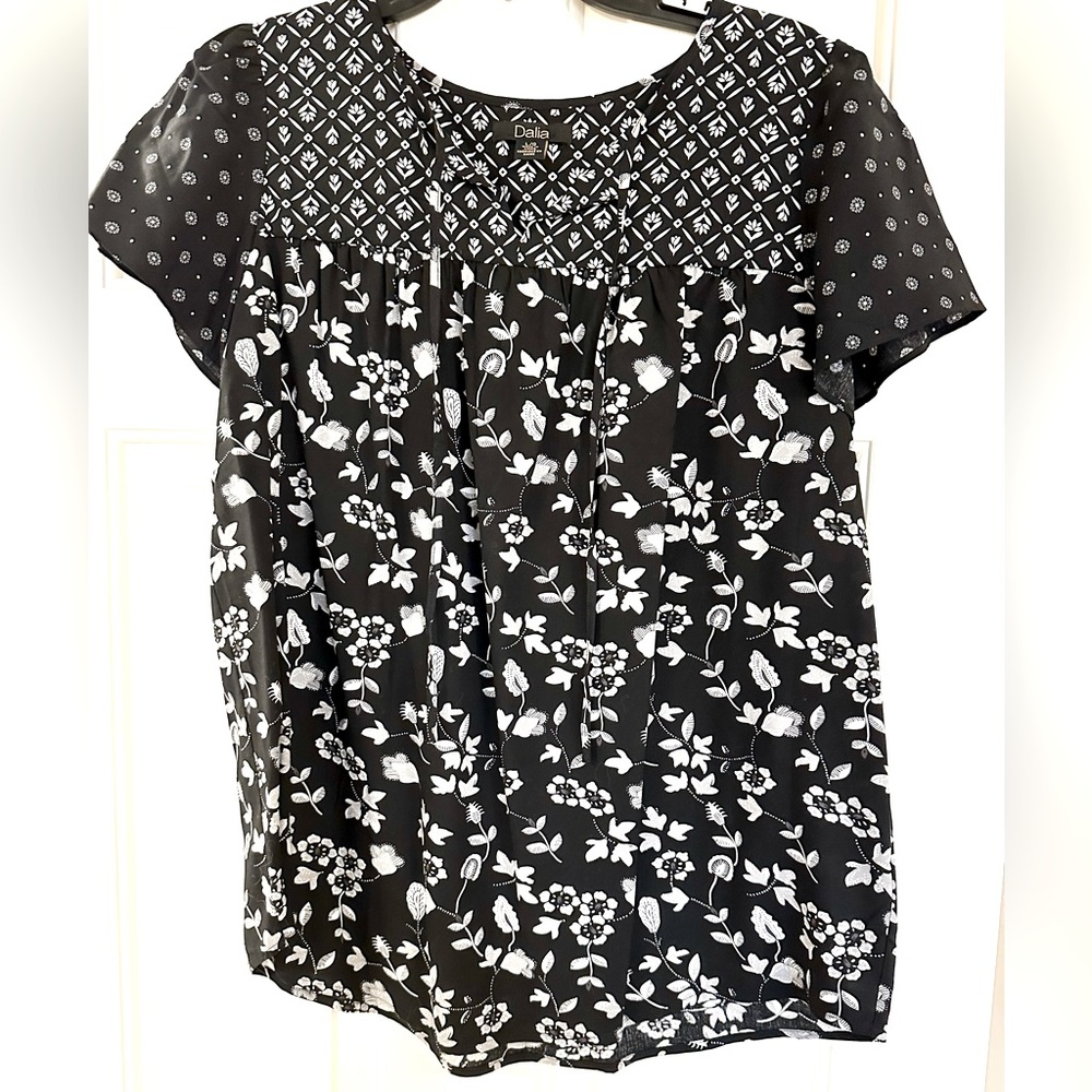 Gorgeous black and white print blouse